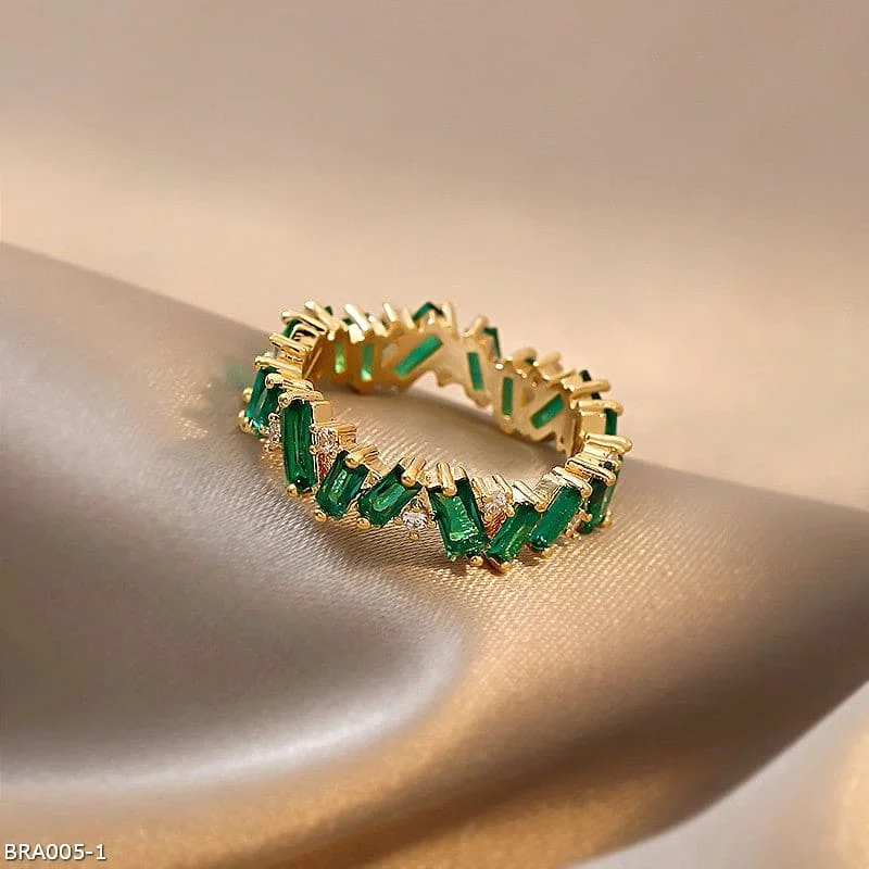 Hoop earrings with leather accents for a sleek and bold combination-Emerald Vintage Gemstone Ring