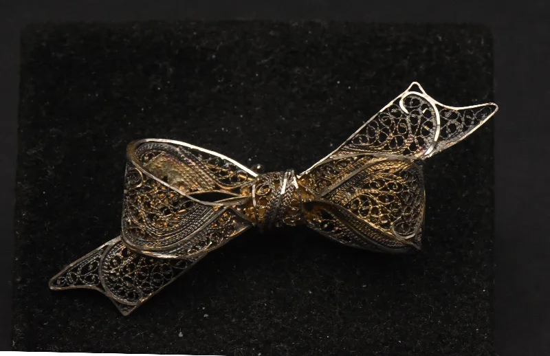 Best necklaces and pendants with zodiac signs for a celestial, astrology-inspired vibe-Vintage Filigree Tied Bow Brooch